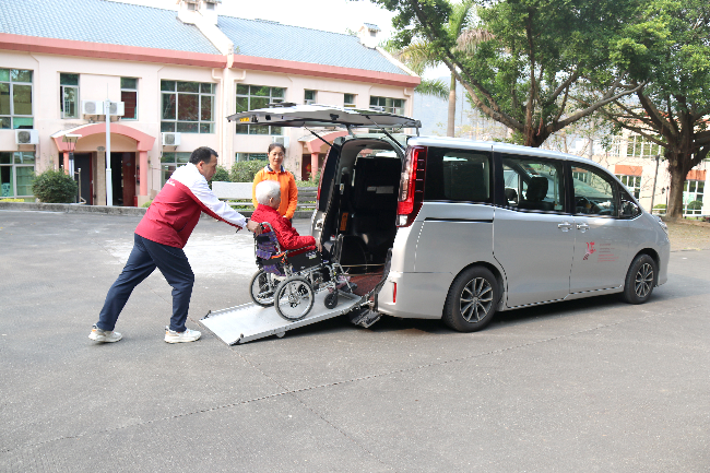 10 深圳复康会颐康院配备3台无障碍过境车直通深港两地，方便香港长者回港就医复诊及往返探亲访友.jpg