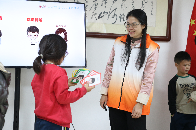 4 “牵手阅读爱满童心”项目开发《情绪认知卡》等工具.jpg