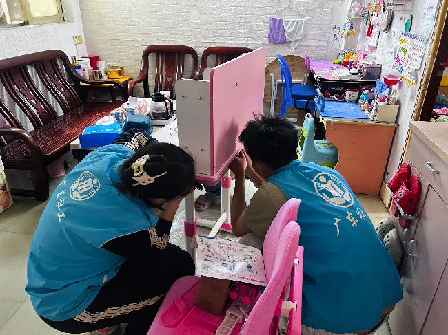 8 “善汕护童”项目“筑梦小书桌“公益活动：为留守和困境儿童组装书桌，改善学习环境.jpg