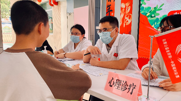 心理科专家一对一诊治儿童.png